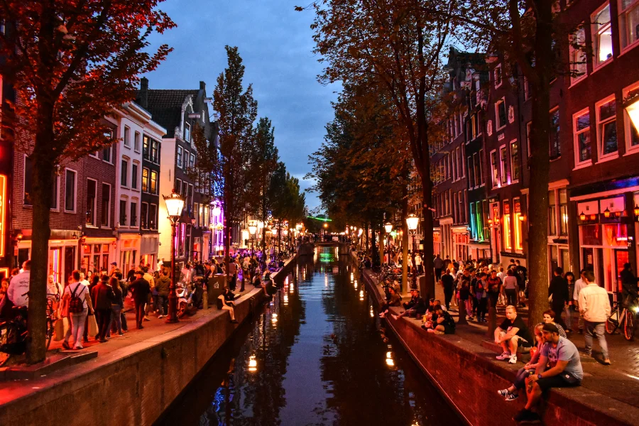 red light district amsterdam by night