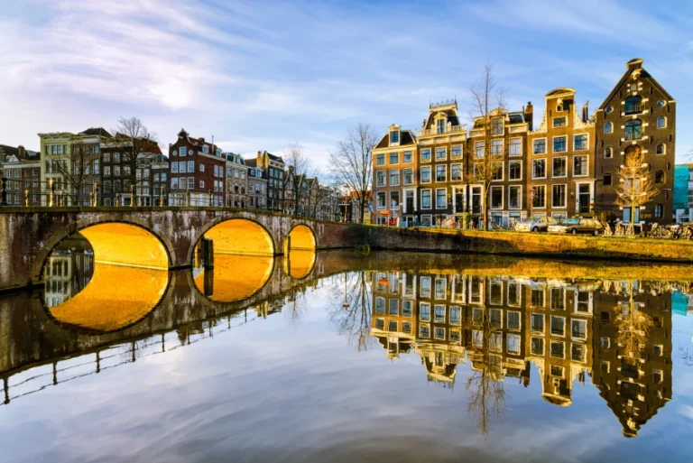 Verken Amsterdam tussen historische waterwegen en moderne bouwstijlen