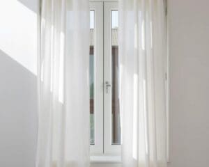 Welke raambekleding past bij een minimalistische stijl?